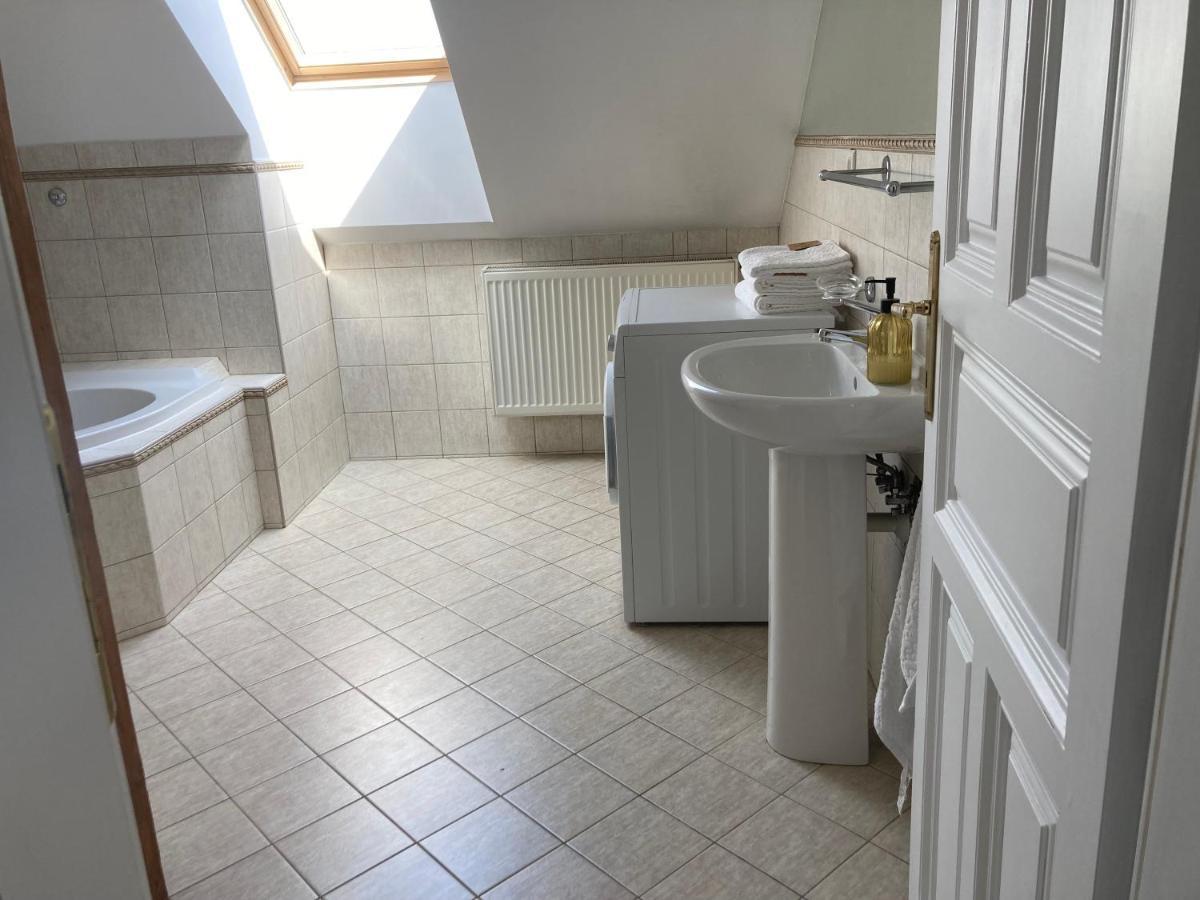Vynimocny Apartman V Staromestskej Vile S Vyhladom Na Hrad Bratislava Exterior foto
